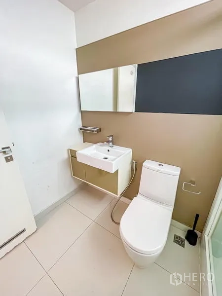 คอนโด ขาย - ห้องน้ำขนาดกะทัดรัดพร้อมอ่างล้างหน้า กระจก และโถสุขภัณฑ์