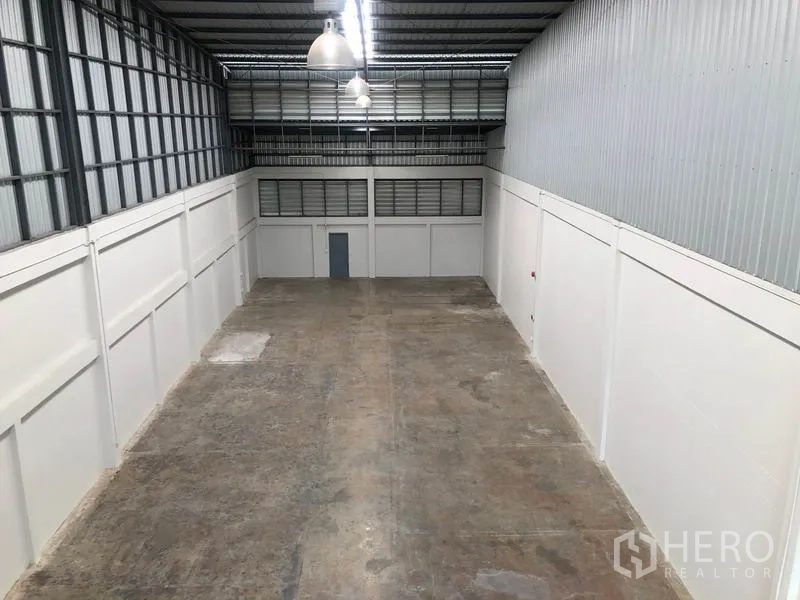 工厂 出租在Pak Kret, Nonthaburi - 从夹层俯瞰宽阔仓库地面，可见通风窗与照明。
