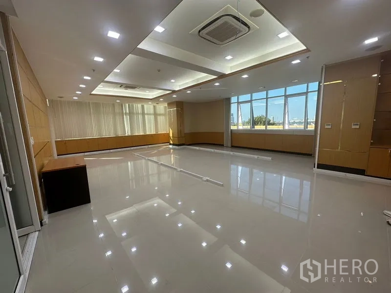Office Space for rent in Suan Luang, Bangkok - Open-plan space with wide windows, abundant natural light and polished tile flooring.