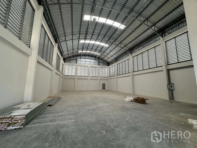 โรงงาน ขายในLam Luk Ka, Pathum Thani - โกดังลึก หลังคาเหล็ก แผงไฟฟ้า และพื้นที่ใช้งานกว้าง