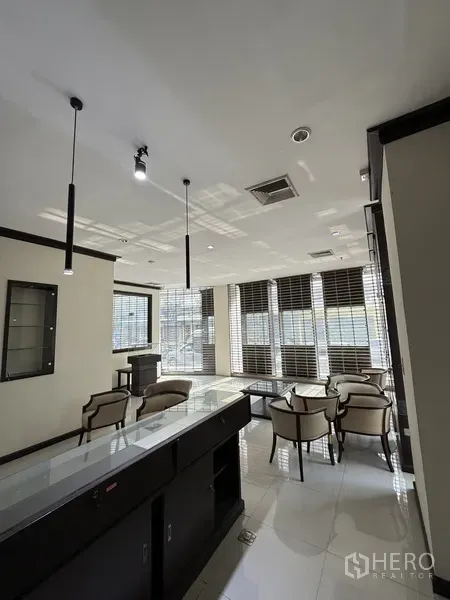 零售空间 出租在Sathon, Bangkok - 靠近大窗与百叶的顾客休息区，配吊灯与展示台。