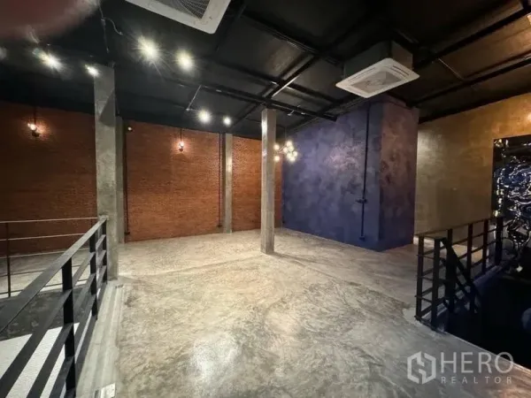 独立商业地产 出租在Sathon, Bangkok - 开放式室内空间，红砖特色墙、混凝土立柱、射灯与嵌入式空调。