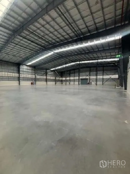 货栈 出租在Mueang Rayong, Rayong - 高净空的仓库大厅，平整混凝土地面，适合重型叉车作业。