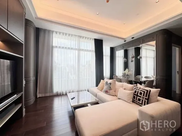 คอนโด ให้เช่าในWatthana, Bangkok - ห้องนั่งเล่น–รับประทานอาหารสไตล์โมเดิร์น เพดานซ่อนไฟและผ้าม่านโปร่ง