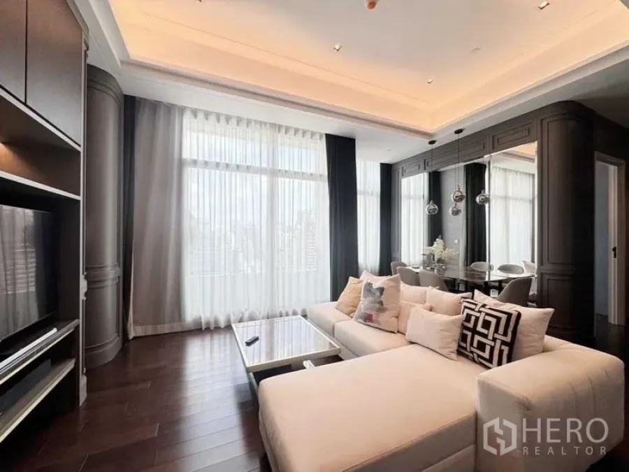 คอนโด ให้เช่าในWatthana, Bangkok - ห้องนั่งเล่น–รับประทานอาหารสไตล์โมเดิร์น เพดานซ่อนไฟและผ้าม่านโปร่ง