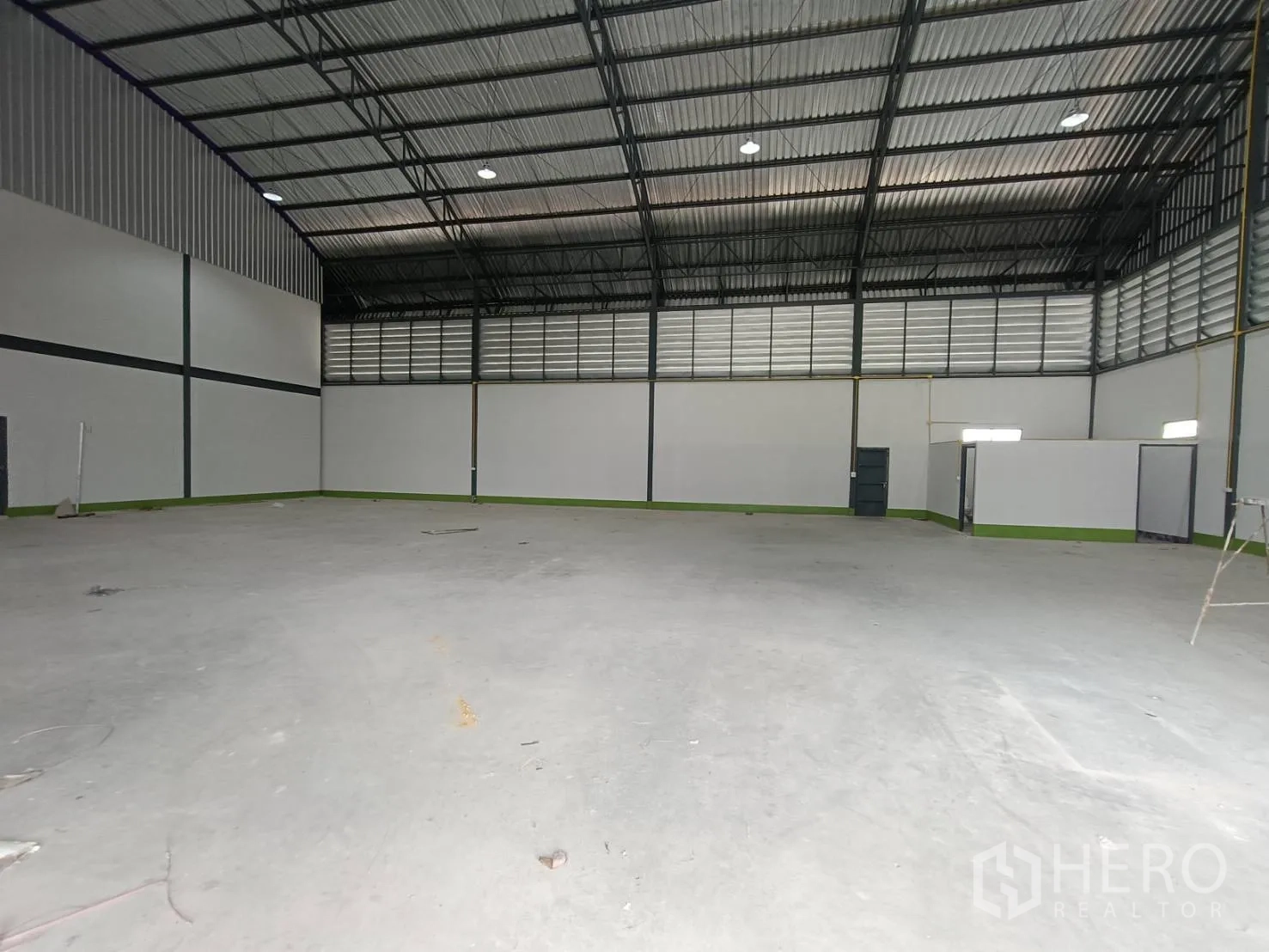 โรงงาน ให้เช่าในLam Luk Ka, Pathum Thani - เฉลียงทางเข้าด้านหน้า ประตูกระจก และลานจอดหน้าตึก