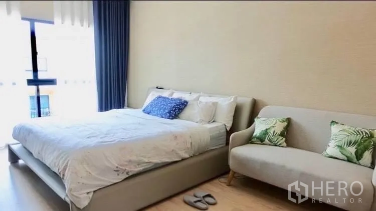 ทาวน์เฮาส์ ให้เช่าหรือขายในSuan Luang, Bangkok - ห้องนอนกว้าง เตียงและโซฟาขนาดเล็ก เปิดออกสู่ระเบียง