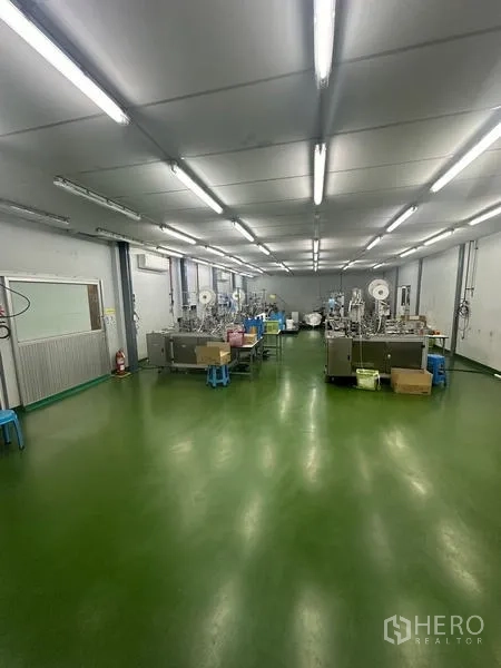 คลังสินค้า ให้เช่าหรือขายในLam Luk Ka, Pathum Thani - พื้นการผลิตพร้อมเครื่องจักรหลายไลน์ ใต้ไฟสว่าง