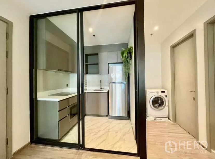 คอนโด ให้เช่าในWatthana, Bangkok - ครัวปิดประตูกระจกบานเลื่อน พร้อมเตา ตู้เย็น และเครื่องซักอบใกล้เคียง