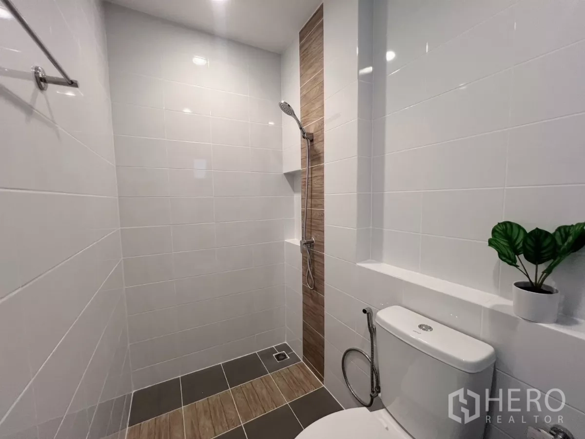 ทาวน์เฮาส์ ให้เช่าในBang Phli, Samut Prakan - ห้องน้ำสะอาด พร้อมโซนอาบน้ำแบบวอล์กอิน กระเบื้องสีขาว และโถสุขภัณฑ์