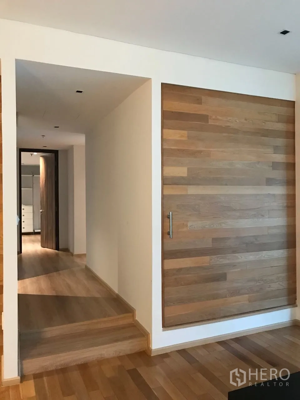 คอนโด ให้เช่าในKhlong Toei, Bangkok - โถงทางเข้า พื้นไม้โทนอุ่นและผนังบิลต์อินไม้แบบสไลด์