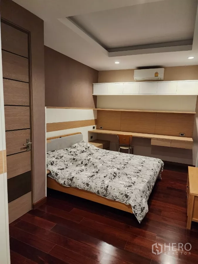 บ้าน ให้เช่าหรือขายในChatuchak, Bangkok - ห้องนอนรับแขก พร้อมโต๊ะทำงานบิลต์อินและชั้นเก็บของ