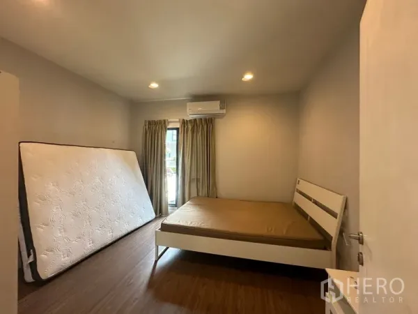 บ้าน ให้เช่าในLam Luk Ka, Pathum Thani - ห้องนอนสว่าง เตียงนอน ประตูกระจกออกระเบียง ผ้าม่าน และแอร์