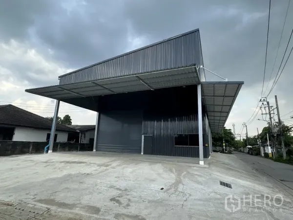 คลังสินค้า ให้เช่าในBang Kapi, Bangkok - ลานขนถ่ายสินค้าหน้าคลังพร้อมชายคาขนาดใหญ่และประตูม้วนสูง