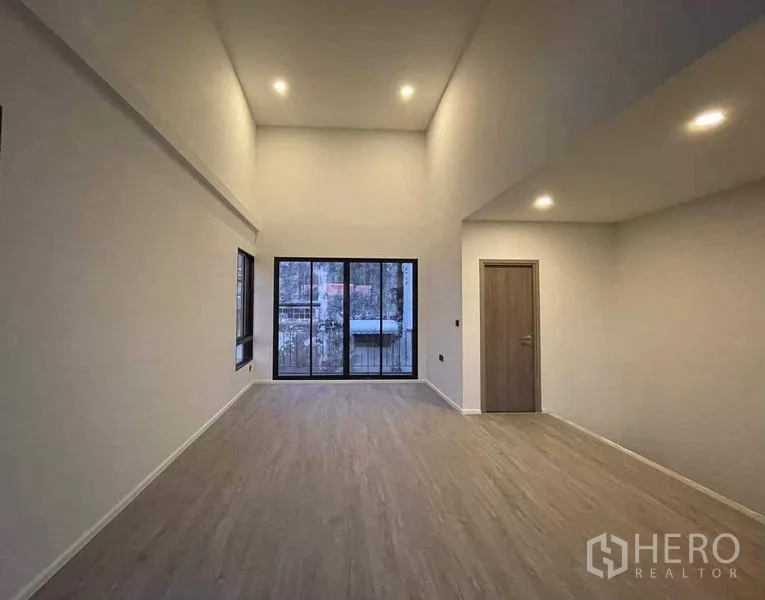 สำนักงานที่บ้าน ขายในLat Phrao, Bangkok - ห้องนอนหรือสตูดิโอสไตล์ลอฟต์ เพดานสูงและประตูกระจกบานเลื่อน