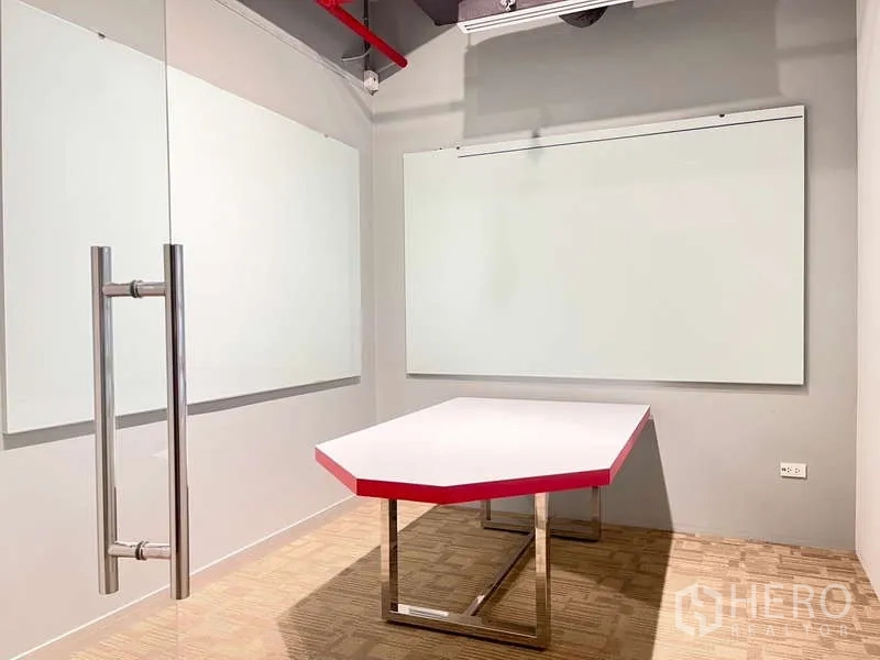 สำนักงาน ให้เช่าในWatthana, Bangkok - ห้องประชุมเล็ก กระดานไวท์บอร์ด ประตูกระจก และโต๊ะทรงหลายเหลี่ยม