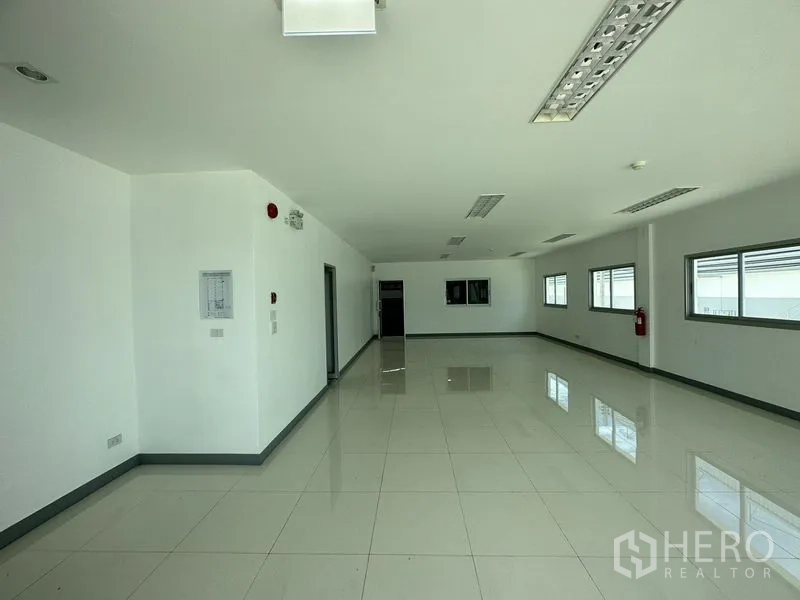 工厂 出租在Mueang Samut Prakan, Samut Prakan - 明亮开放式办公室，抛光瓷砖地面与双侧窗户，LED照明。