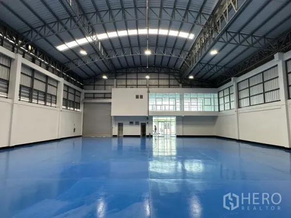 โรงงาน ให้เช่าในKhlong Luang, Pathum Thani - ฮอลล์ผลิตกว้าง เพดานโค้งโครงเหล็ก มีสกายไลท์และพื้นอีพ็อกซี่เงา