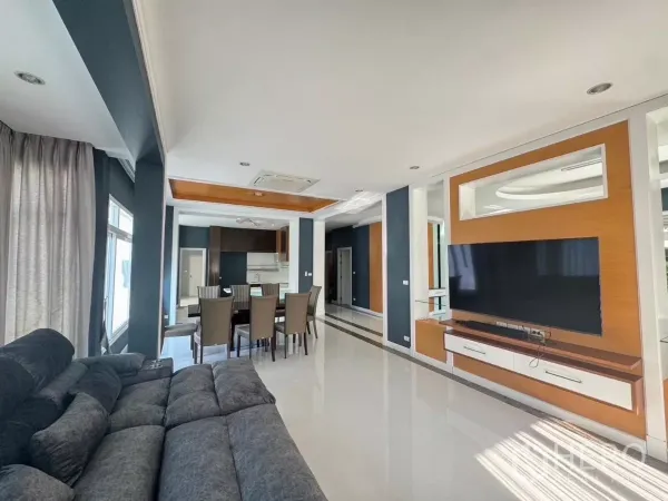 บ้าน ให้เช่าหรือขายในPrawet, Bangkok - โถงรับแขก-ทานอาหารแบบเปิดโล่ง โซฟาขนาดใหญ่และผนังทีวีบิวท์อิน