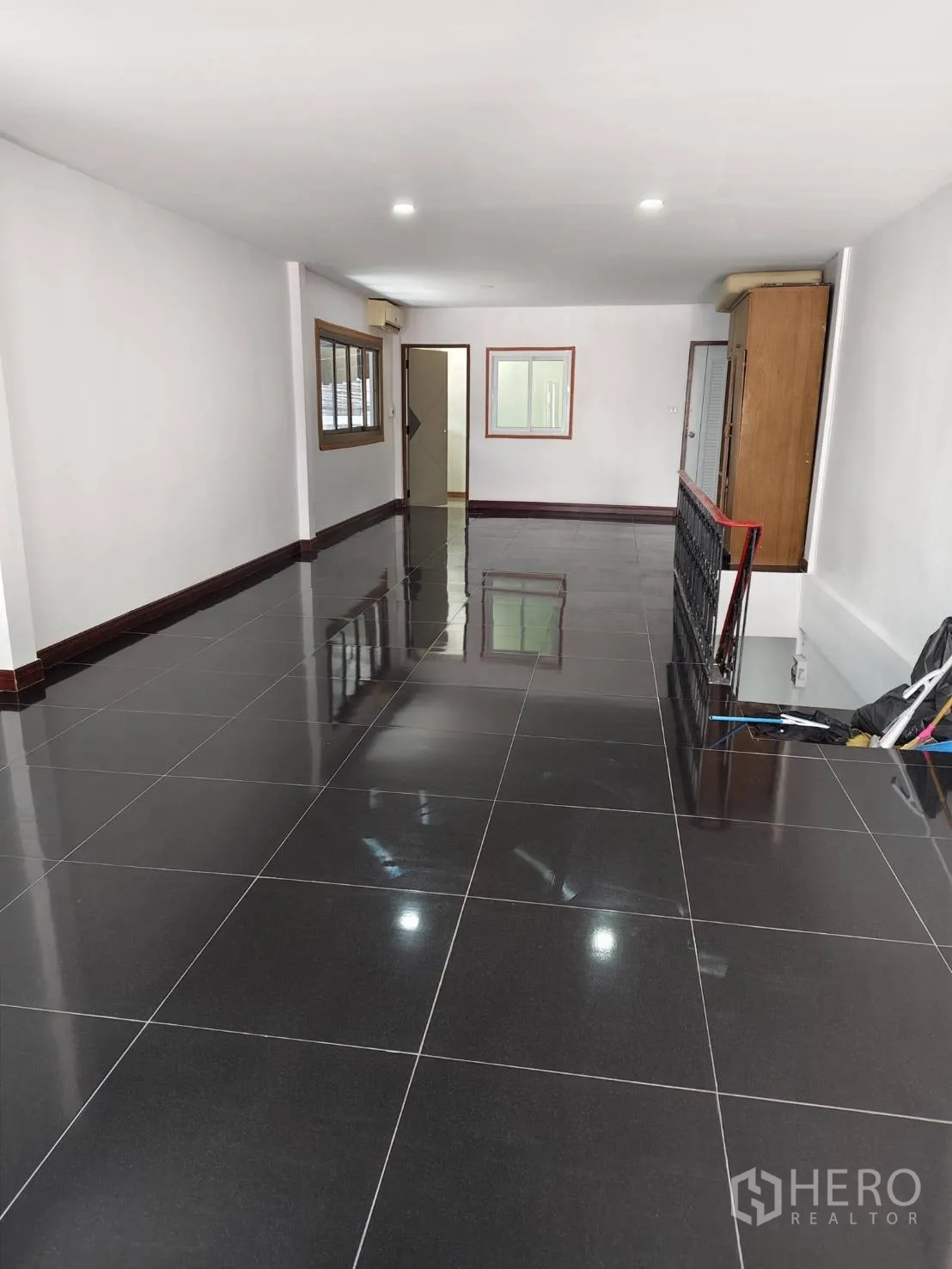 ทาวน์เฮาส์ ขายในPhra Khanong, Bangkok - โถงชั้นบนเชื่อมต่อไปยังห้องนอน มีตู้บิ้วท์อินและหน้าต่างรับแสง