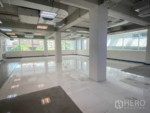 สำนักงาน ให้เช่าในRatchathewi, Bangkok - พื้นที่มุมสำนักงาน หน้าต่างกว้างรับแสงธรรมชาติบนพื้นกระเบื้องสีขาว