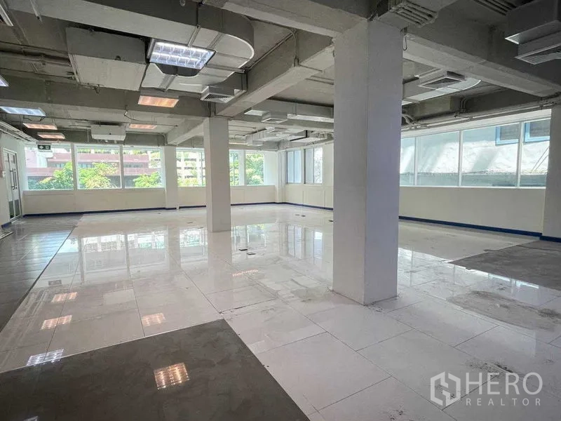 สำนักงาน ให้เช่าในRatchathewi, Bangkok - พื้นที่มุมสำนักงาน หน้าต่างกว้างรับแสงธรรมชาติบนพื้นกระเบื้องสีขาว