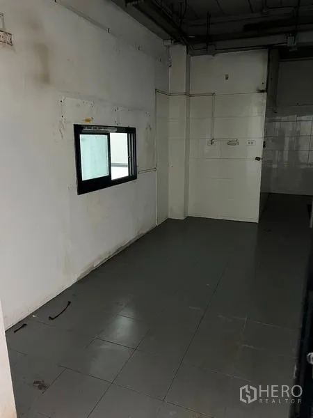 店屋 出租在Wang Thonglang, Bangkok - 备餐/储物小房，灰色地砖，带小型内窗。