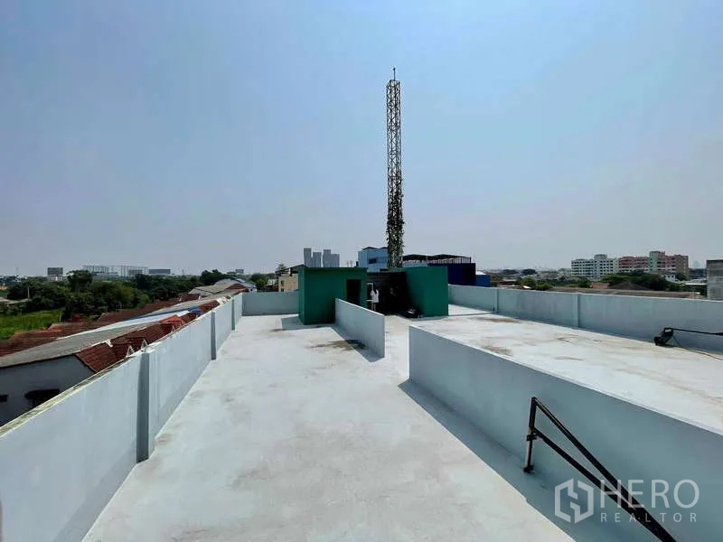 店屋 出租在Lat Phrao, Bangkok - 宽阔屋顶露台，城市景观与设备塔，适合活动或扩建。