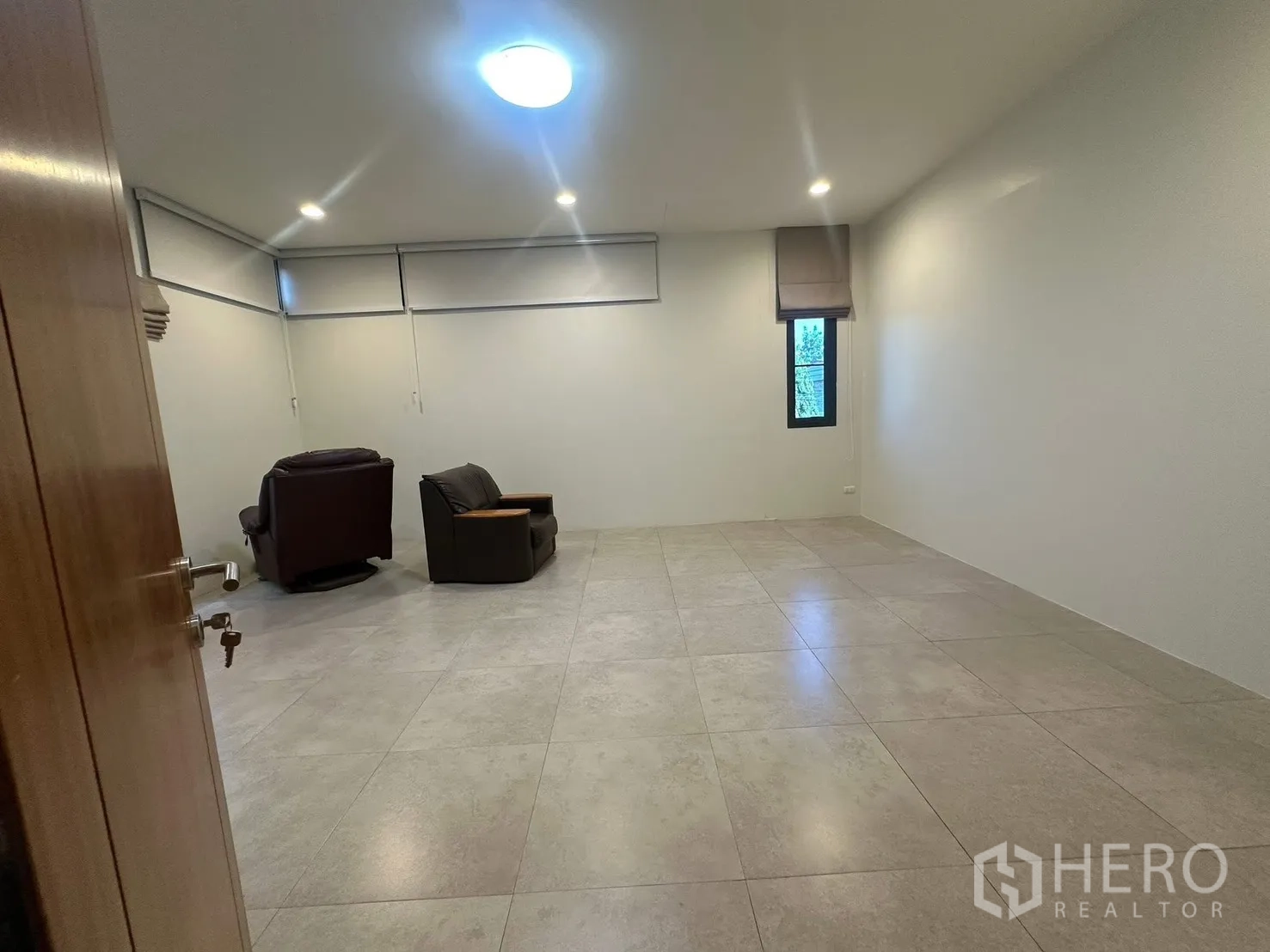บ้าน for rent in Watthana, Bangkok - ห้องอเนกประสงค์ปูกระเบื้องกว้างขวาง ไฟดาวน์ไลท์ พร้อมเก้าอี้อาร์มแชร์