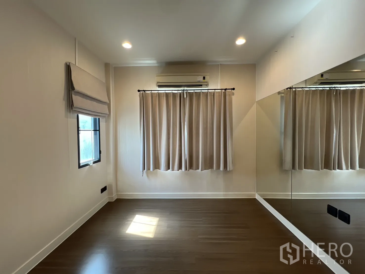 独立式住宅 出售在Bang Kapi, Bangkok - 卧室或工作室，整面镜墙与木地板。