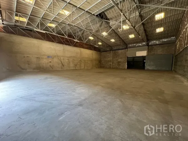 คลังสินค้า ให้เช่าในMueang Samut Prakan, Samut Prakan - ฮอลล์โกดังโปร่ง เพดานสูง โครงถักเหล็ก ไฟสว่าง พื้นคอนกรีตเรียบ