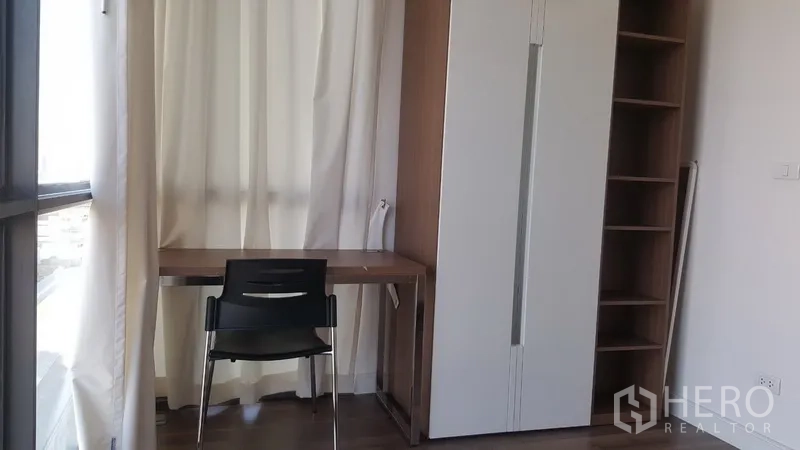 คอนโด ให้เช่าในBangkok - มุมทำงานติดหน้าต่าง พร้อมโต๊ะ เก้าอี้ และตู้เสื้อผ้าพร้อมชั้นวางบิวท์อิน