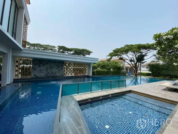 บ้าน ขายในPrawet, Bangkok - สระว่ายน้ำส่วนกลางพร้อมเด็คและบ่อเด็ก รายล้อมด้วยต้นไม้ร่มรื่น