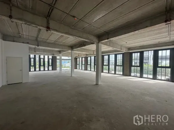 พื้นที่ขายปลีก ให้เช่าในBang Phli, Samut Prakan - ชั้นค้าปลีกกว้างพร้อมเสารองรับและแนวกระจกบานใหญ่รอบด้าน