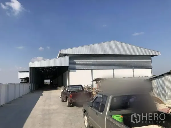 คลังสินค้า ให้เช่าในBang Phli, Samut Prakan - มุมมองด้านหน้าโกดังหุ้มเมทัลชีท พร้อมพื้นที่จอดรถบรรทุก