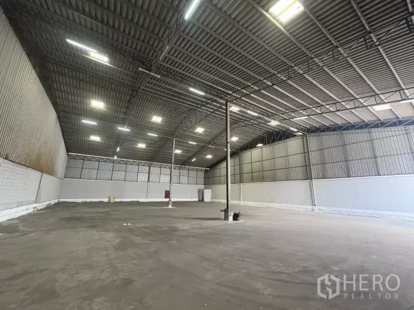คลังสินค้า ให้เช่าในBang Sao Thong, Samut Prakan - ภายในโกดังพื้นที่กว้าง เพดานสูง โครงเหล็ก แสงสว่างทั่วถึง และพื้นคอนกรีตเรียบ
