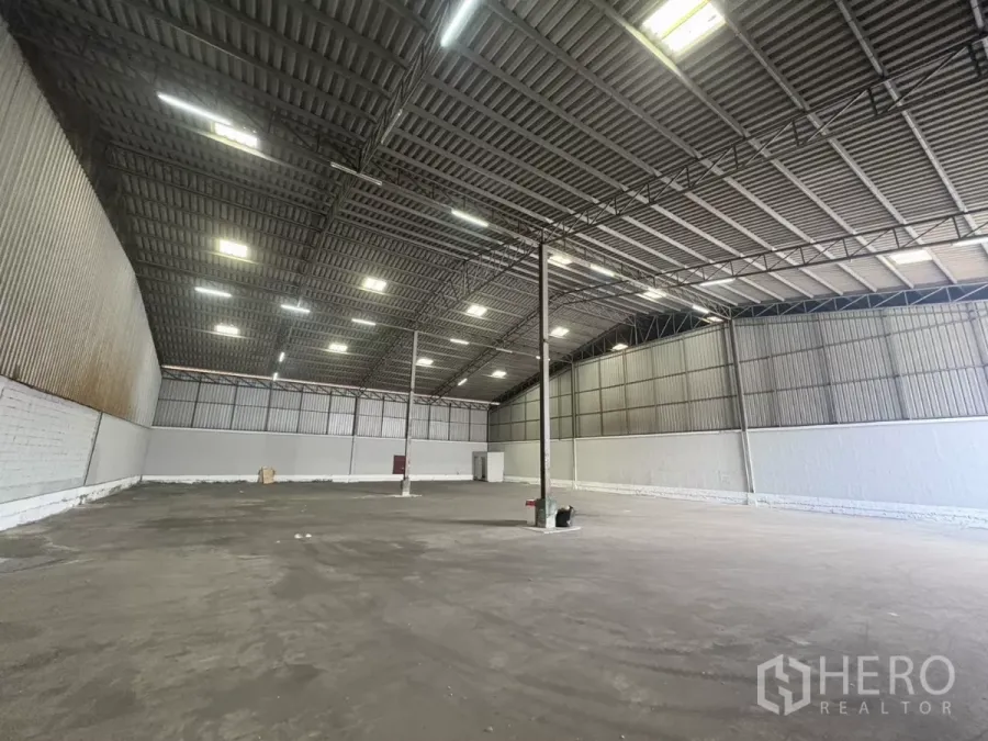 คลังสินค้า ให้เช่าในBang Sao Thong, Samut Prakan - ภายในโกดังพื้นที่กว้าง เพดานสูง โครงเหล็ก แสงสว่างทั่วถึง และพื้นคอนกรีตเรียบ