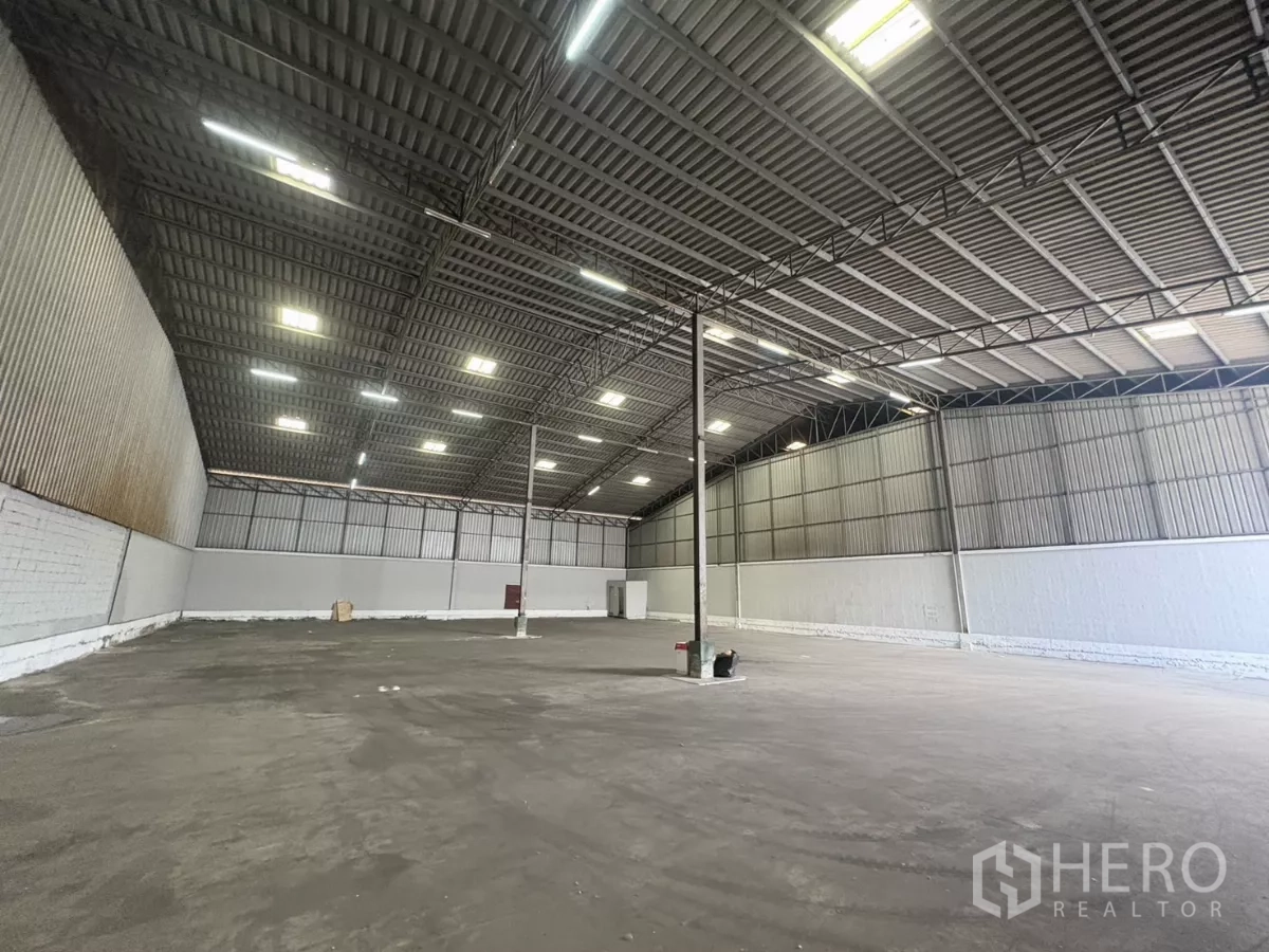 คลังสินค้า ให้เช่าในBang Sao Thong, Samut Prakan - ภายในโกดังพื้นที่กว้าง เพดานสูง โครงเหล็ก แสงสว่างทั่วถึง และพื้นคอนกรีตเรียบ