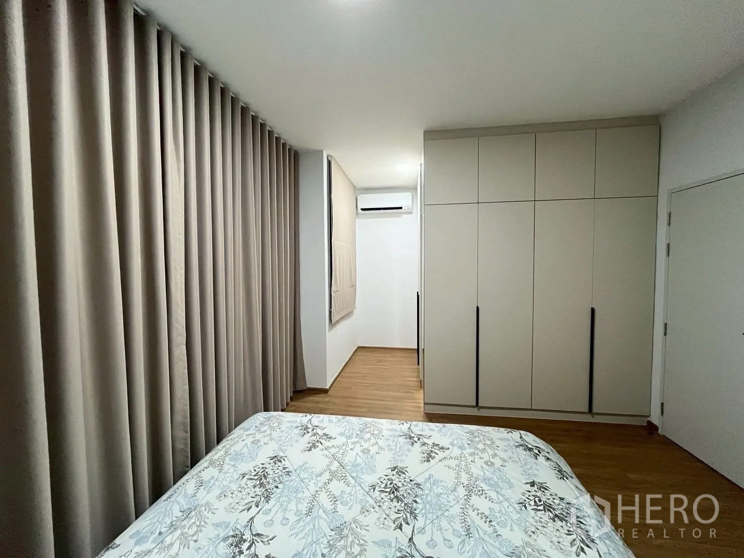 联排别墅 for rent in Bang Phli, Samut Prakan - 主卧配大衣柜、床与落地窗帘。
