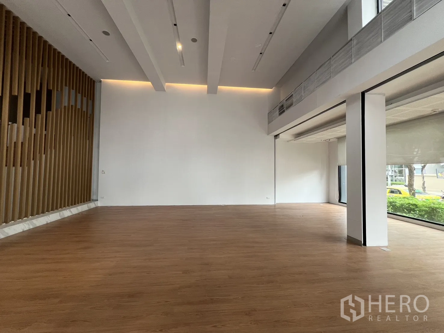 零售空间 出租在Khlong Toei, Bangkok - 高挑零售区，装饰格栅隔断