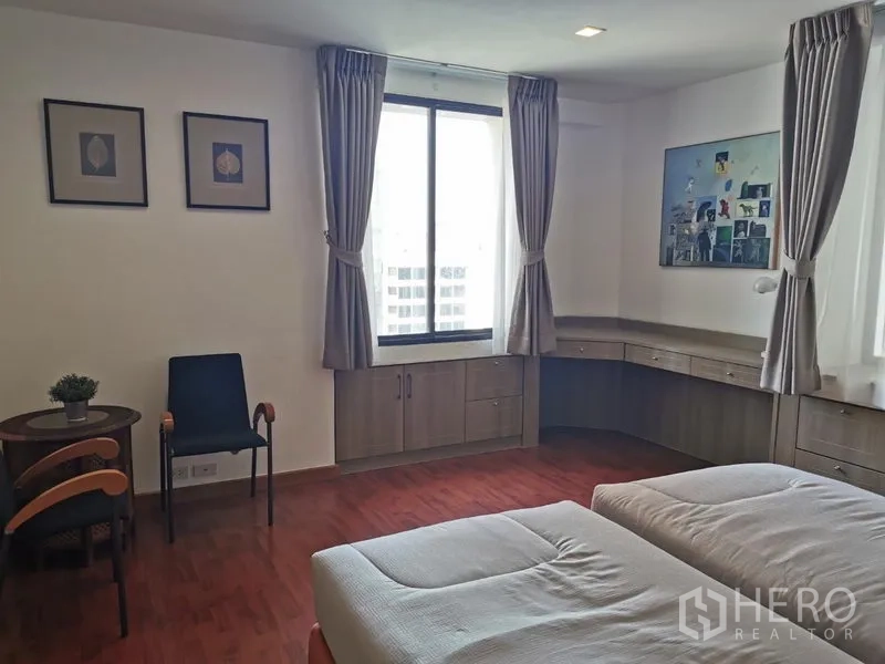 คอนโด ให้เช่าหรือขายในWatthana, Bangkok - ห้องนอนขนาดใหญ่ มีหน้าต่างบานกว้าง โต๊ะทำงานบิลต์อินและชุดโต๊ะเก้าอี้