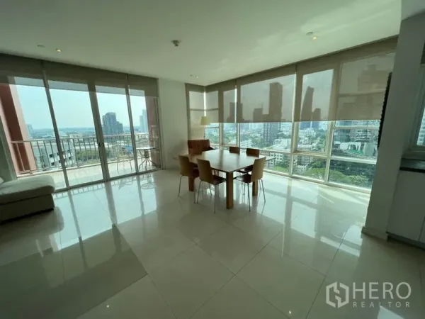 คอนโด ให้เช่าในWatthana, Bangkok - มุมรับประทานอาหารสว่างข้างหน้าต่างกระจกโค้งและประตูกระจกบานเลื่อนไปยังระเบียงพร้อมวิวเมือง