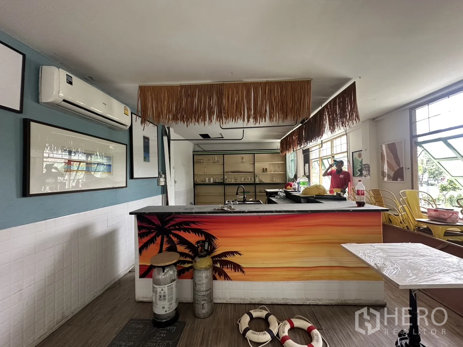 พื้นที่ขายของ for rent in Sathon, Bangkok - เคาน์เตอร์บาร์ลวดลายโทนทรอปิคอล มีชั้นวางของและหน้าต่างเปิดรับลมในพื้นที่ค้าปลีก