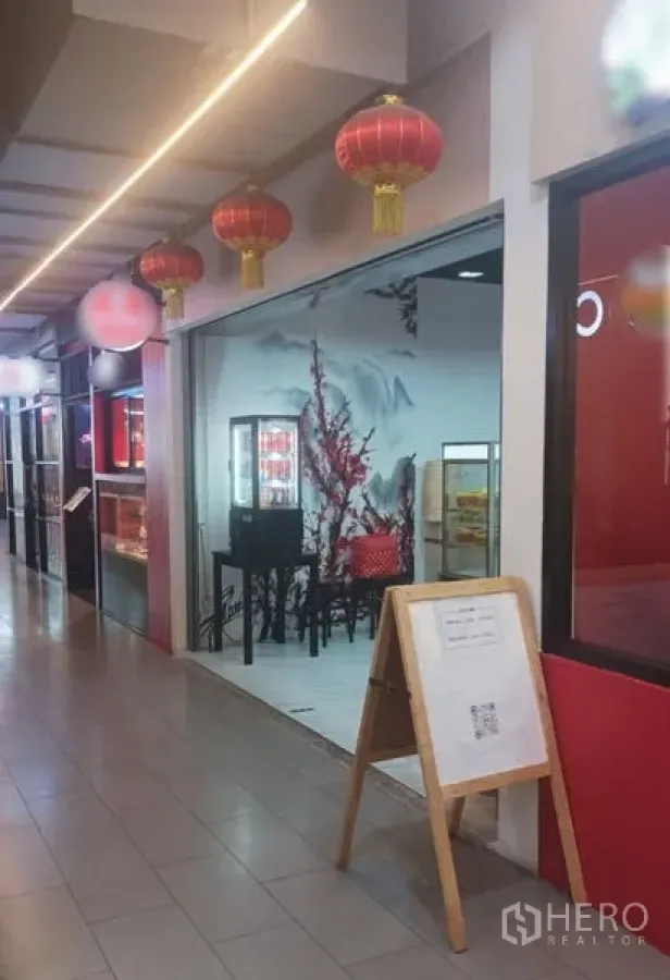 พื้นที่ขายปลีก ให้เช่าในWatthana, Bangkok - หน้าร้านกระจกพร้อมโคมแดงและตู้โชว์ ตั้งอยู่ริมโถงในศูนย์การค้าเขตอโศก