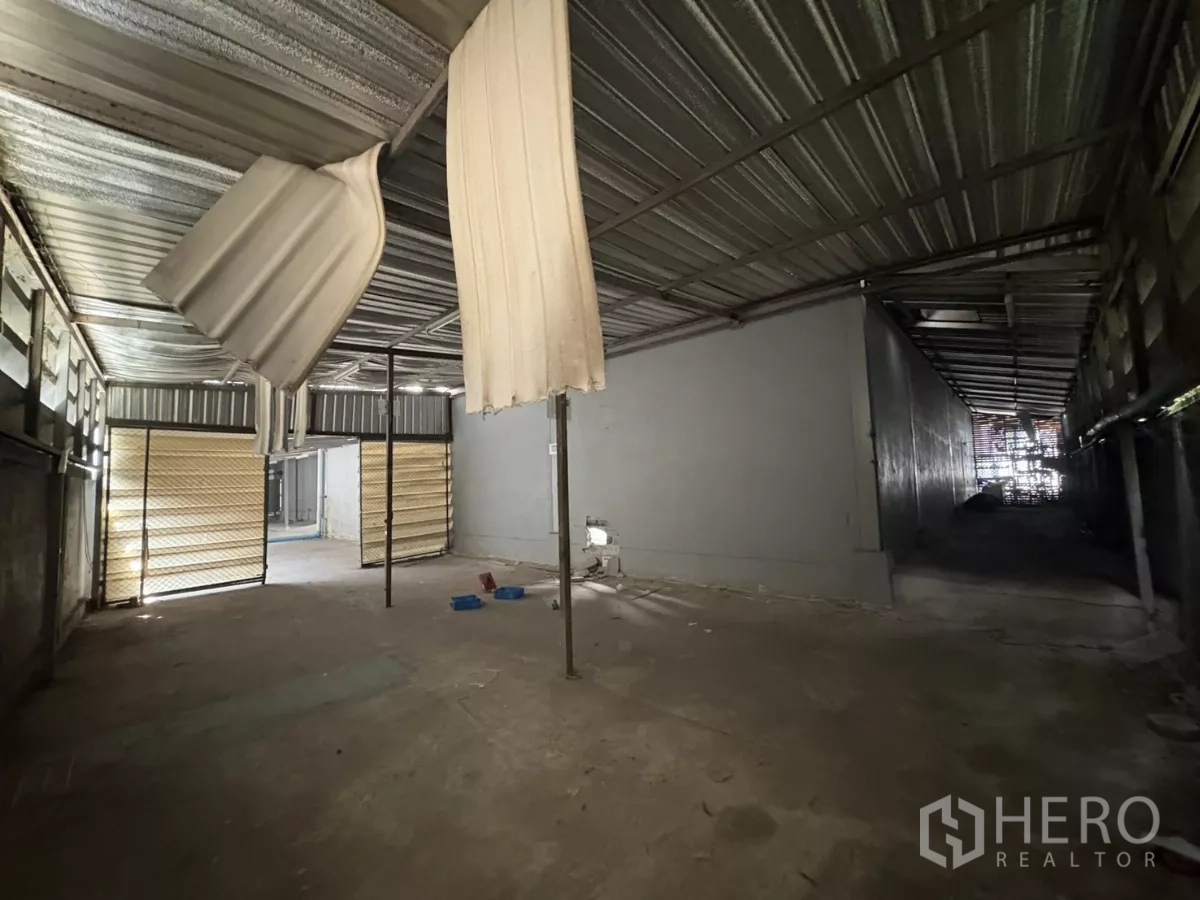 คลังสินค้า ให้เช่าในBang Phli, Samut Prakan - พื้นที่อเนกประสงค์ปิดล้อม หลังคาเมทัลชีทและประตูพับ.