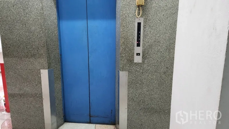 สำนักงาน ให้เช่าหรือขายในKhlong Toei, Bangkok - ประตูลิฟต์สีน้ำเงินบริเวณโถงอาคารสำนักงาน