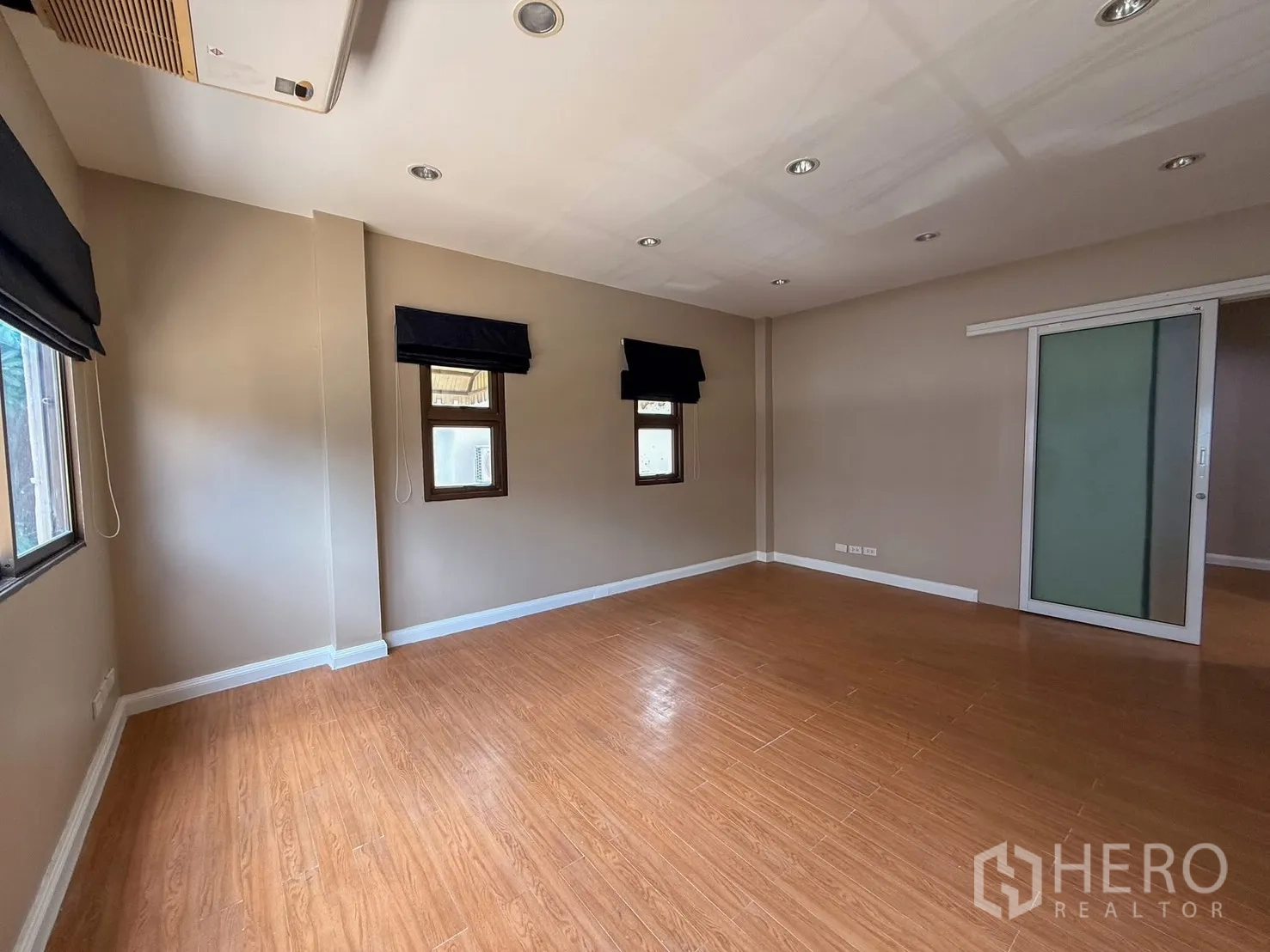 家庭办公室 for rent in Wang Thonglang, Bangkok - 空置办公室，木纹地板、筒灯与小窗户。