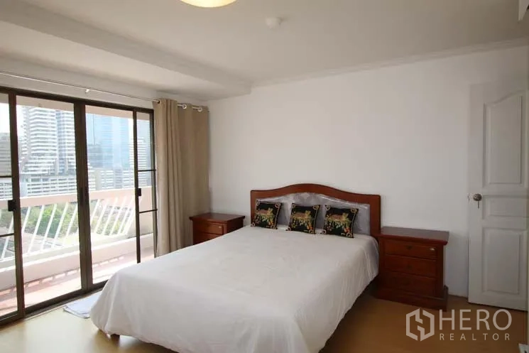 คอนโด ขายในWatthana, Bangkok - ห้องนอนมาสเตอร์มีประตูกระจกบานเลื่อนเปิดสู่ระเบียง มองเห็นวิวสกายไลน์เมือง