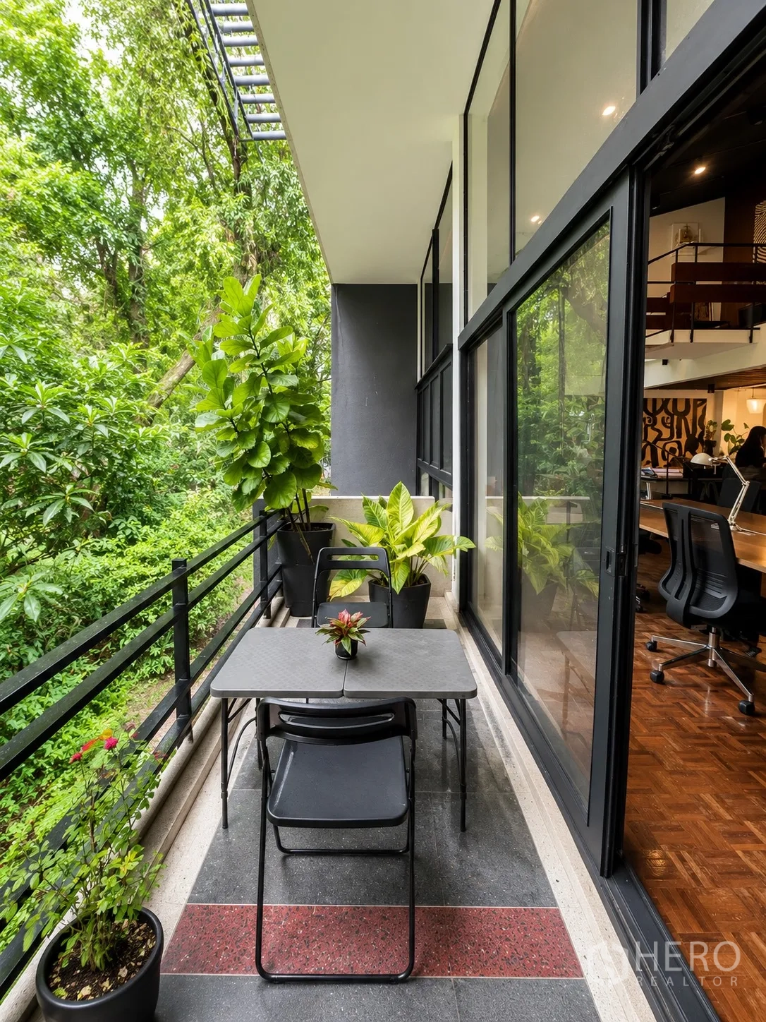 办公室 for rent in Phaya Thai, Bangkok - 阳台露台摆放桌椅，眺望茂密绿景。