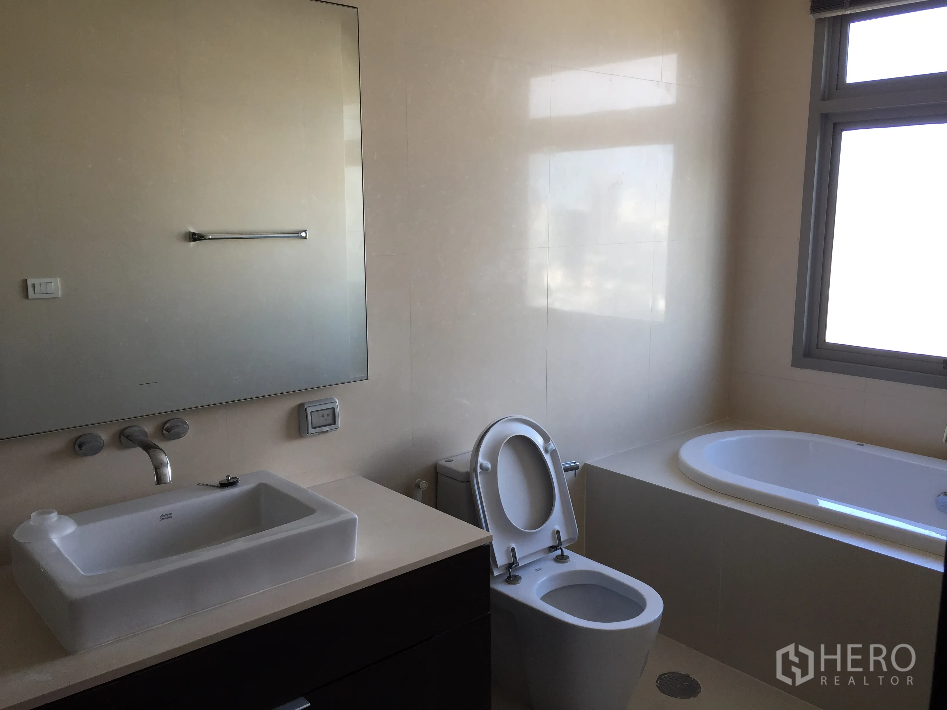 คอนโด ให้เช่าในWatthana, Bangkok - ห้องน้ำสไตล์โมเดิร์นพร้อมอ่างอาบน้ำ โถสุขภัณฑ์ อ่างล้างหน้า และหน้าต่างรับแสง